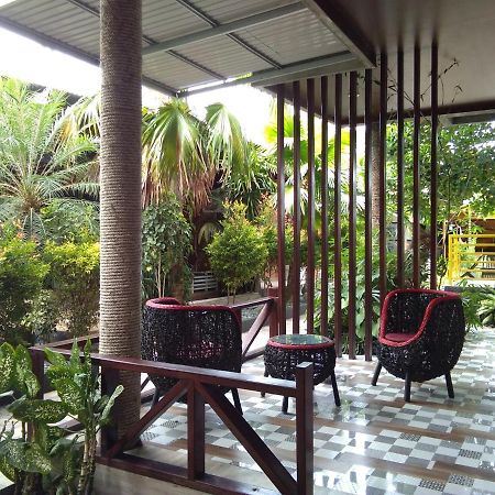 Lawaka Hotel Ampana Esterno foto