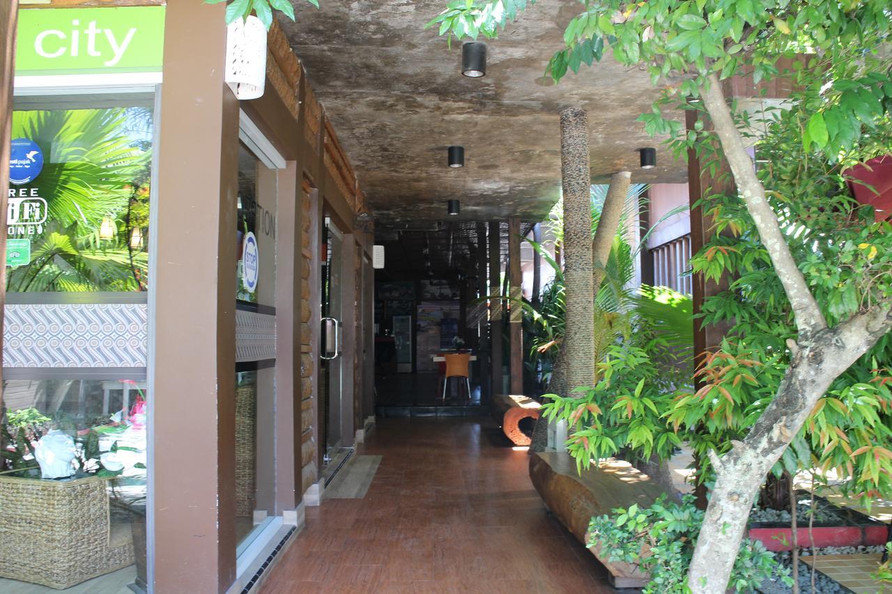 Lawaka Hotel Ampana Esterno foto