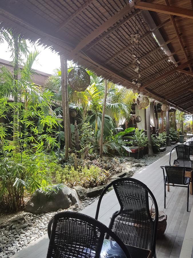 Lawaka Hotel Ampana Esterno foto