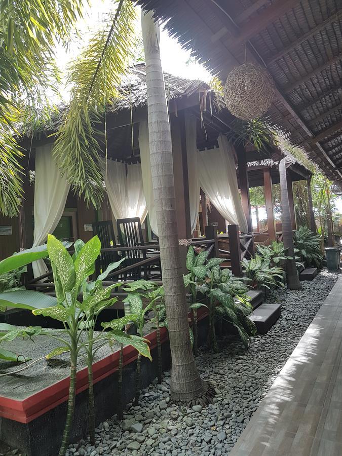 Lawaka Hotel Ampana Esterno foto