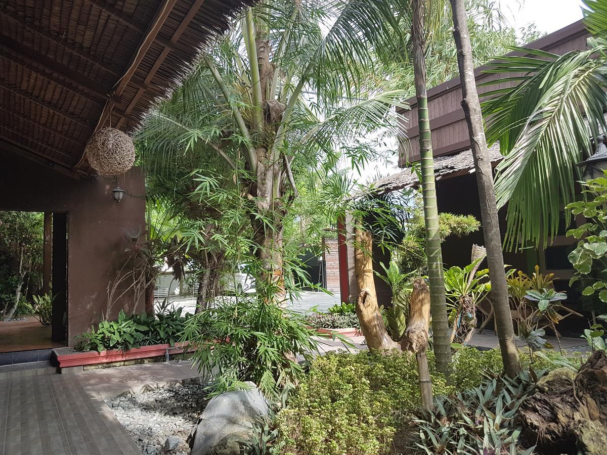 Lawaka Hotel Ampana Esterno foto