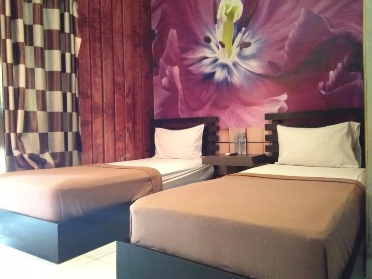 Lawaka Hotel Ampana Esterno foto